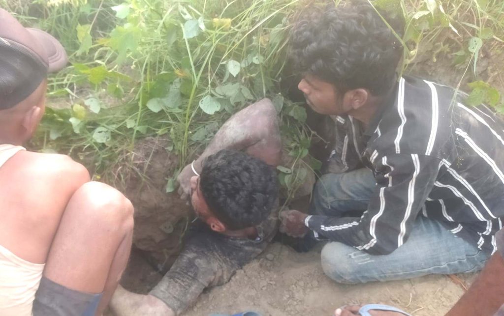 माटो खनिरहँदा एक युवक माटोका ढिस्कामुनि दबिएर घाईते