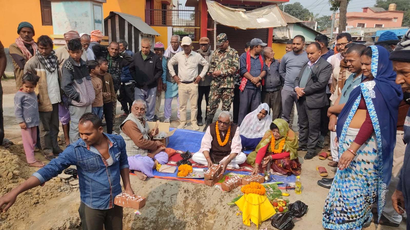 मन्त्री साहद्वारा हनुमाननगरमा सडक र विद्यालय भवनको शिलान्यास