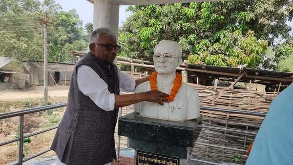 मधेसी नेता गजेन्द्र नारायण सिंहको ९७औं जन्मजयन्तीमा सालिकमा माल्यार्पण