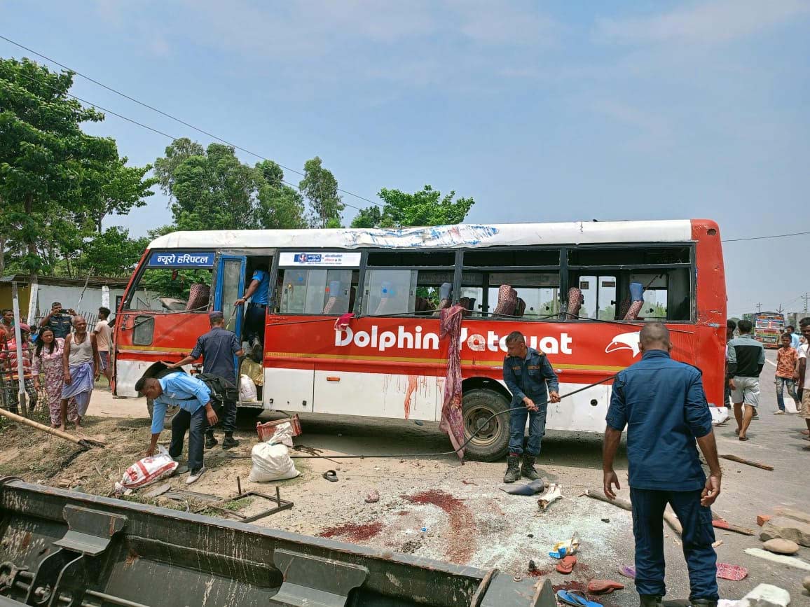 सप्तरीमा यात्रुबाहक बस दुर्घटना, दुईको मृत्यु र सात घाइते