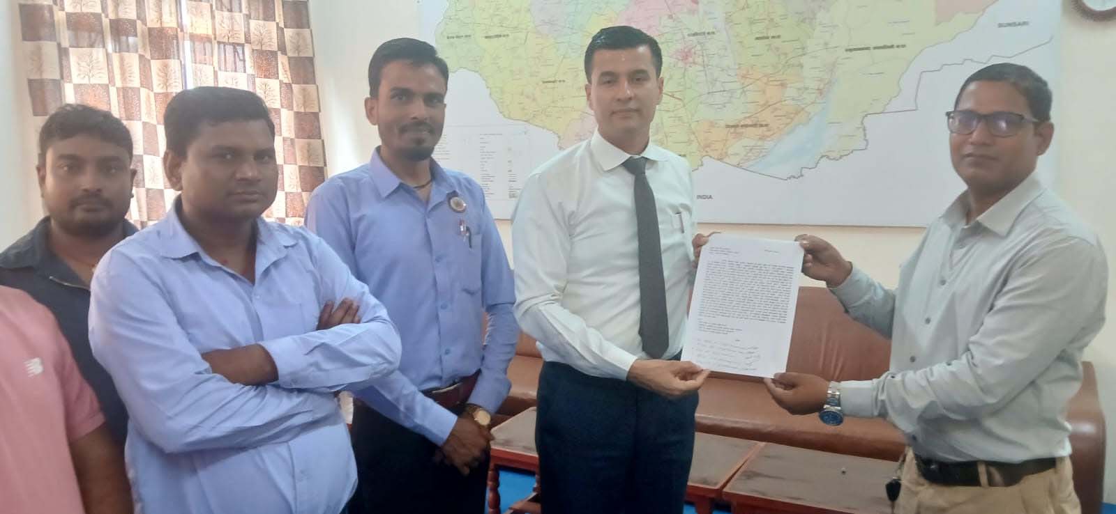 सप्तरीका निजी विद्यालय सञ्चालकद्वारा प्रमुख जिल्ला अधिकारीसमक्ष ज्ञापनपत्र बुझाउँदै न्यायको माग