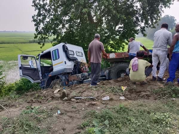 कोशी ब्यारेज–भान्टावारी सडकखण्डमा मालबाहक सवारी दुर्घटना, मानवीय क्षति छैन