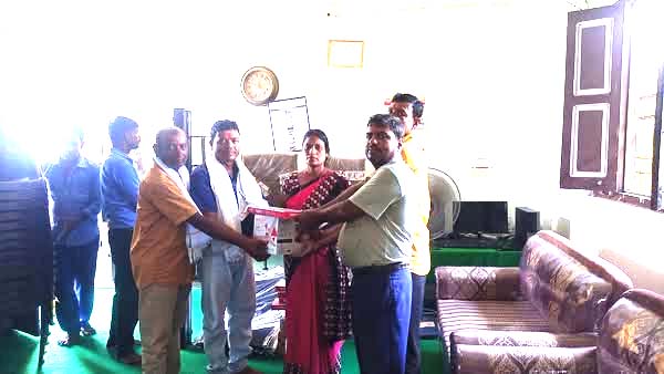 हनुमाननगर कंकालिनी–९ का वडाध्यक्षद्वारा विद्यालयलाई सामग्री हस्तान्तरण