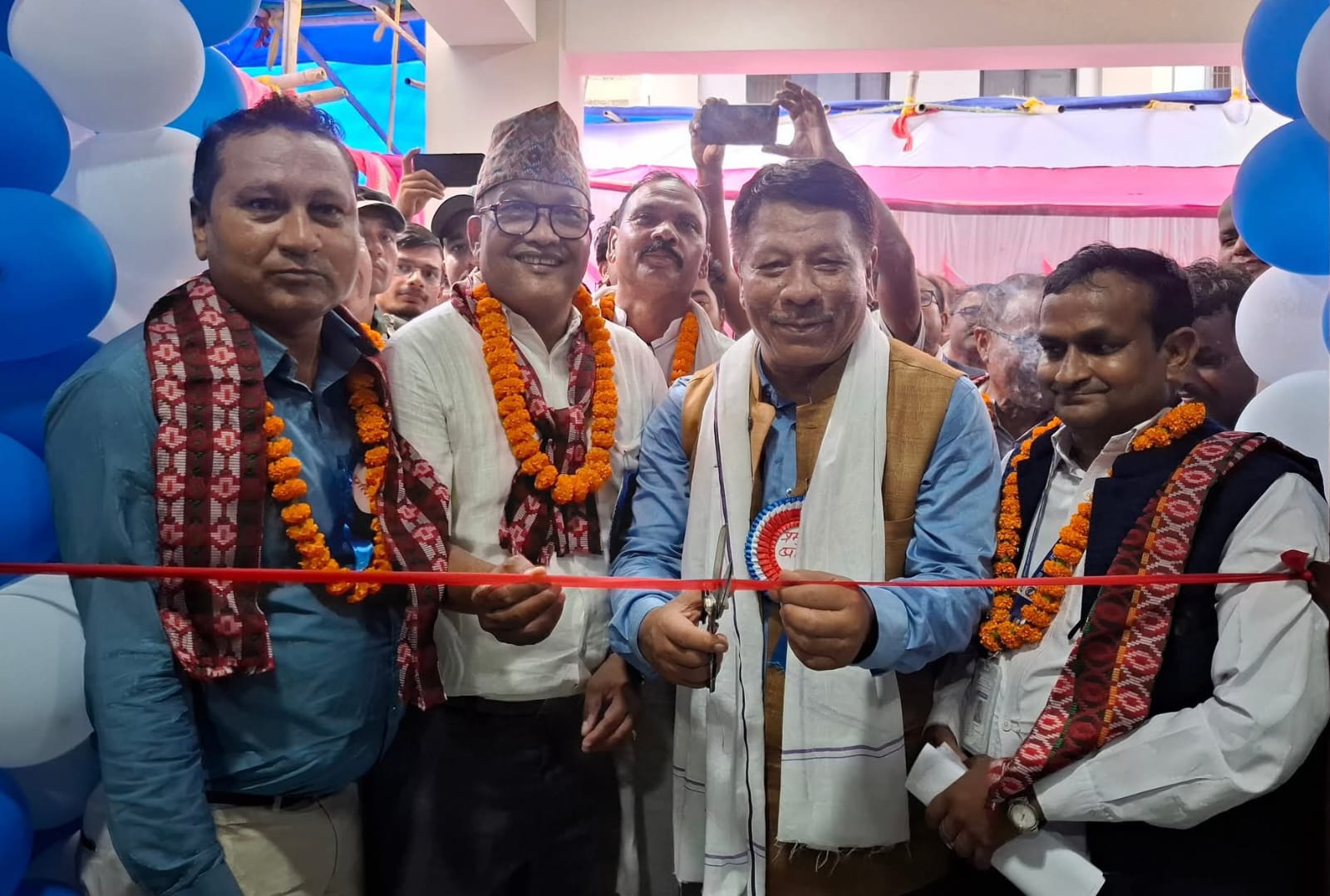 सिरहाको लहानमा व्यापारीक भवनको उद्घाटन तथ हस्तान्तरण गर्दै कार्यवाहक प्रधानमन्त्री सिंह