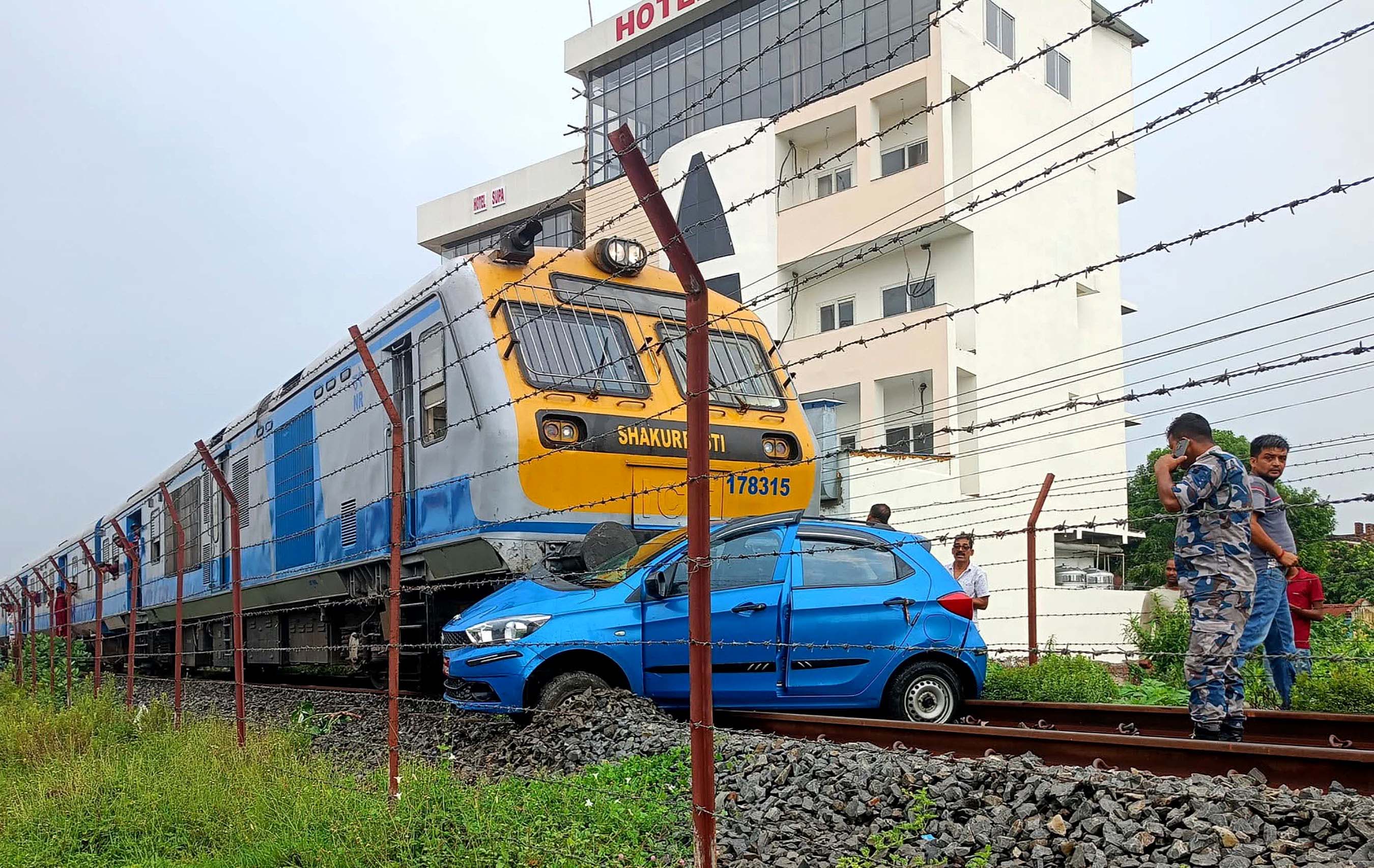 जनकपुरमा रेल–कार ठोक्किँदा ज्यानहानि भएन