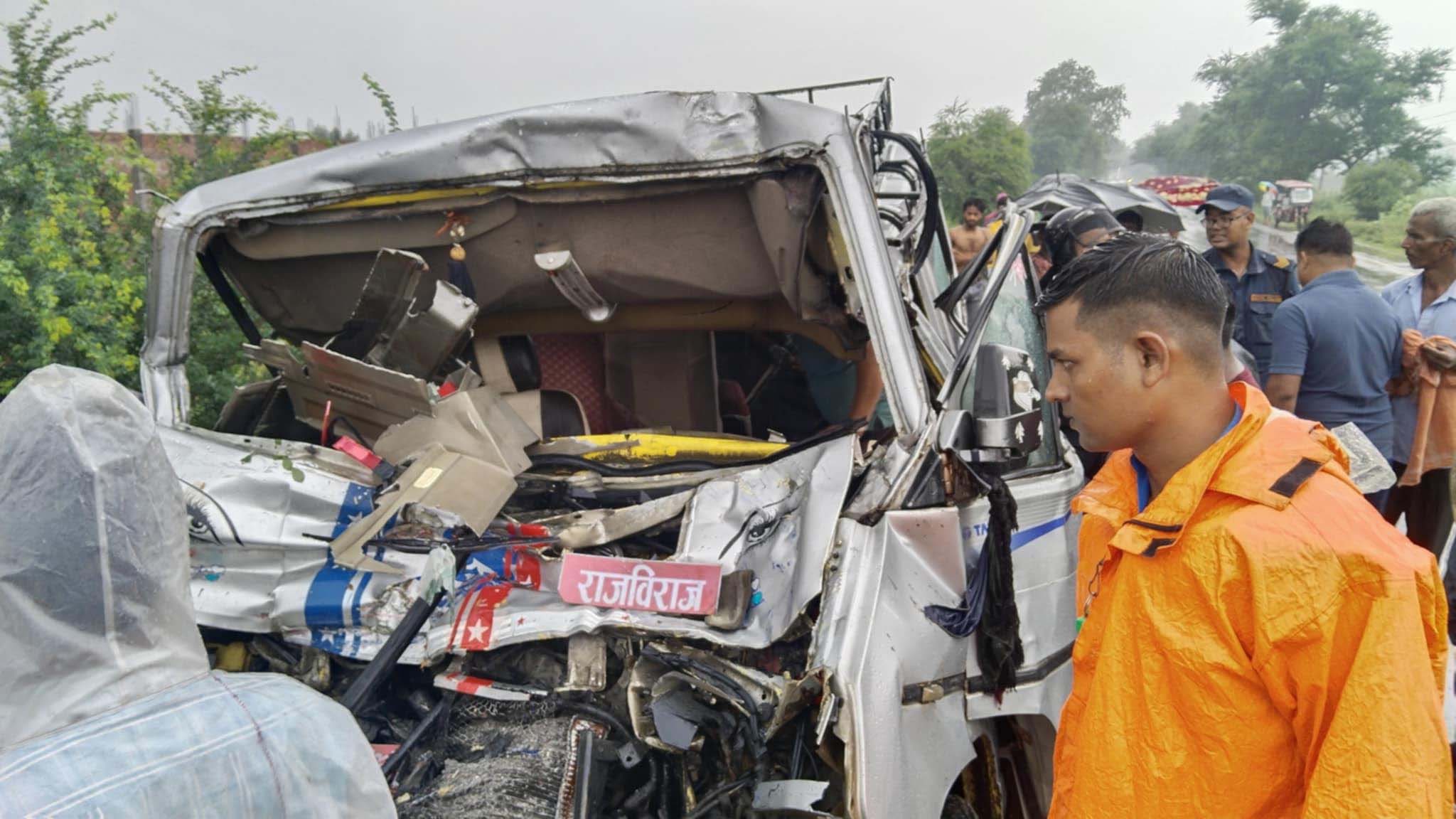 सुनसरीमा  बस–माइक्रो ठोक्किँदा ३ को मृत्यु, १५ घाइते