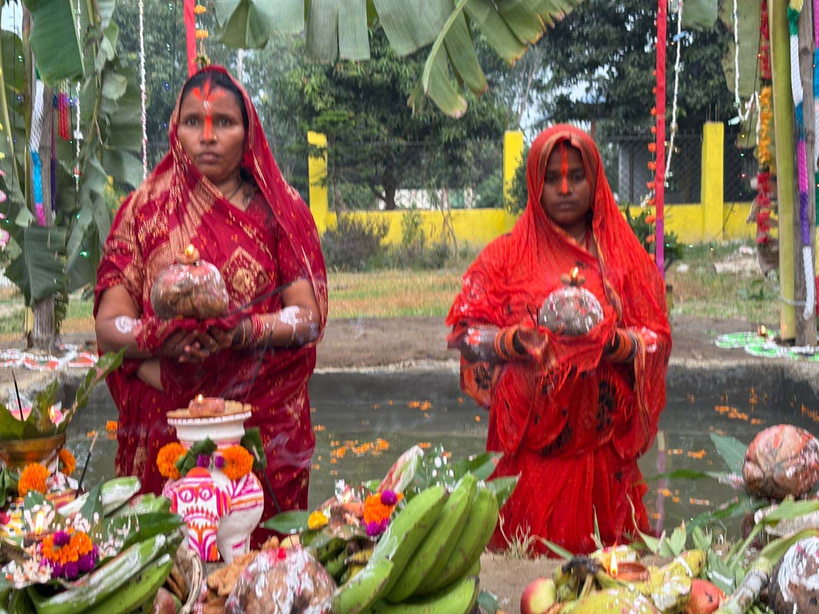 सप्तरीका विभिन्न स्थानमा छठ पर्व आज अस्ताउँदो सूर्यलाई अर्घ्य