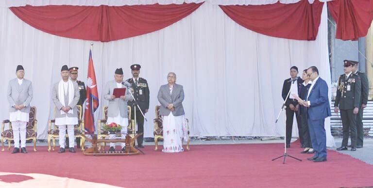 मधेश प्रदेशका नयाँ प्रदेश प्रमुख सुरेन्द्र लाभ कर्णले पद तथा गोपनीयताको शपथ लिए
