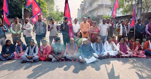 सात दलीय गठबन्धनका सांसद सडकमा धर्ना बसे