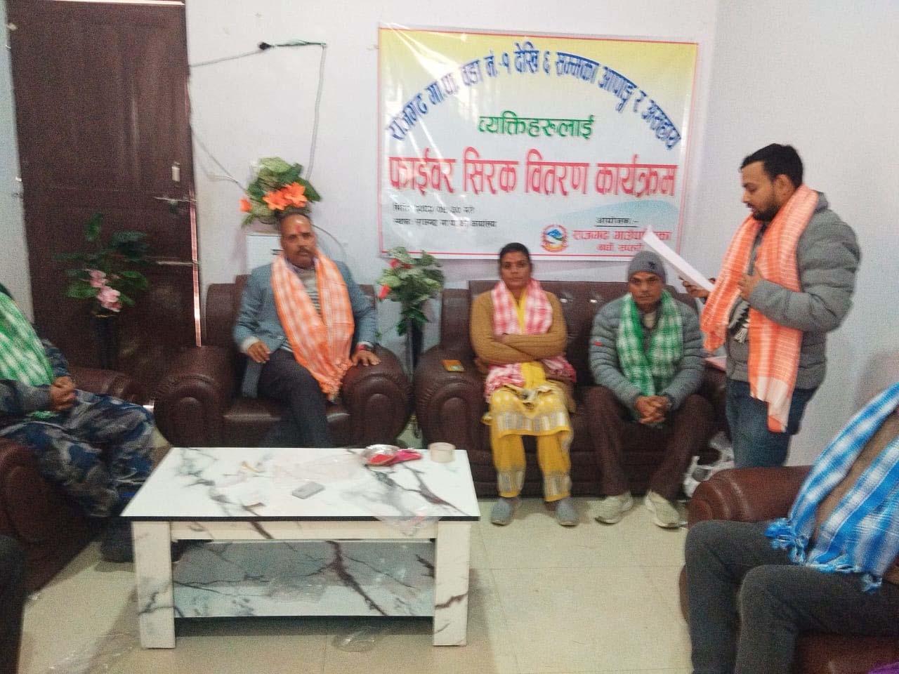 अपाङ्ग र असहायलाई राजगढ गाउँपालिकाद्वारा फाइबर सिरक वितरण