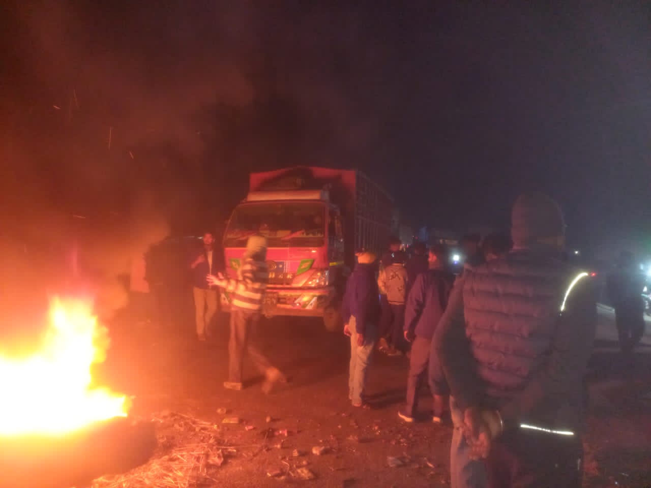 भारदहमा चक्काजाम , उपद्रही द्वारा सवारी साधनहरूमा तोडफोड 