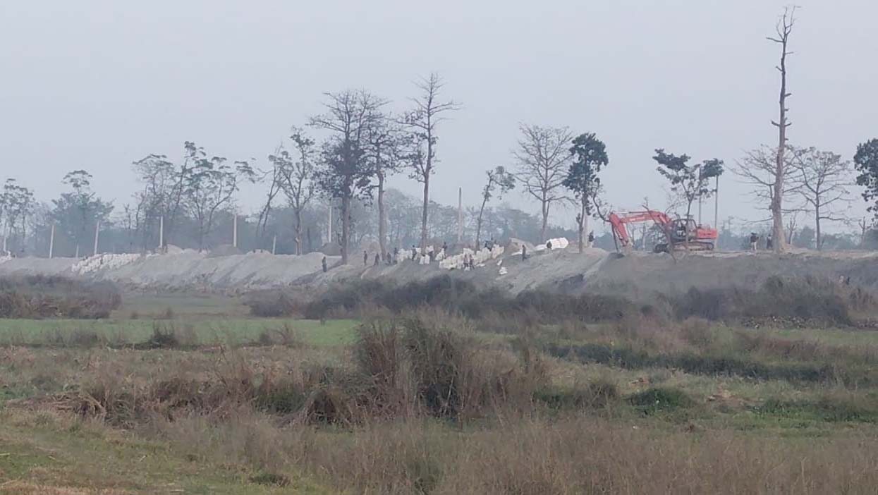 गौर डुबानको जोखिम बढ्ने चिन्ता—बाँध मर्मतका नाममा उच्चाइ बढाउने र साइफन बन्द गर्ने काम तीव्र, प्रशासन मौन