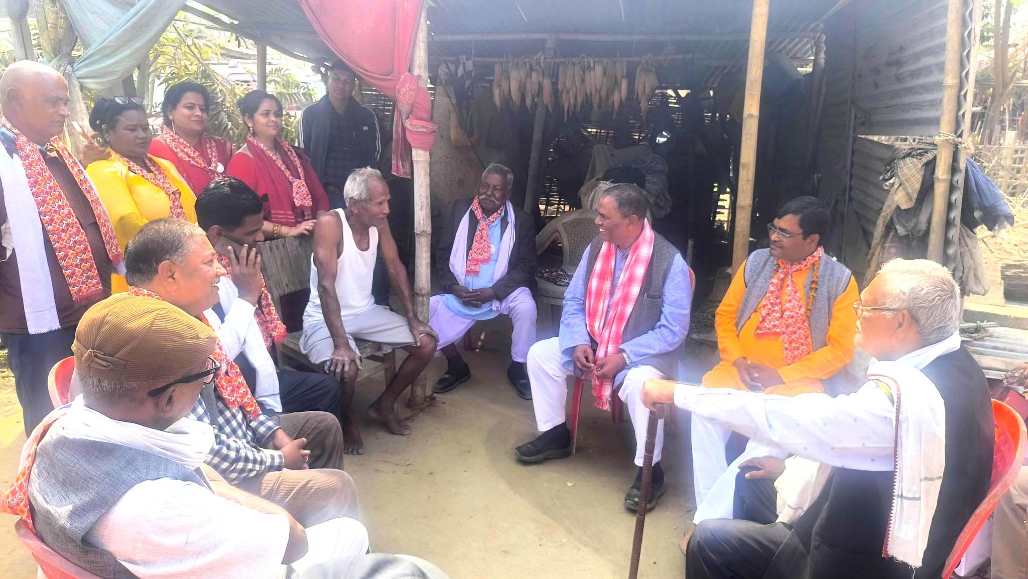 शम्भुनाथमा उपेन्द्र यादवको घरदैलो, मतदाताका गुनासा सुन्दै विकासको प्रतिबद्धता