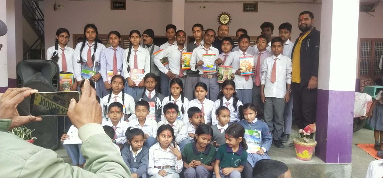 रोयल सेकन्ड्री स्कुलमा पुरस्कार वितरण तथा होली समारोह