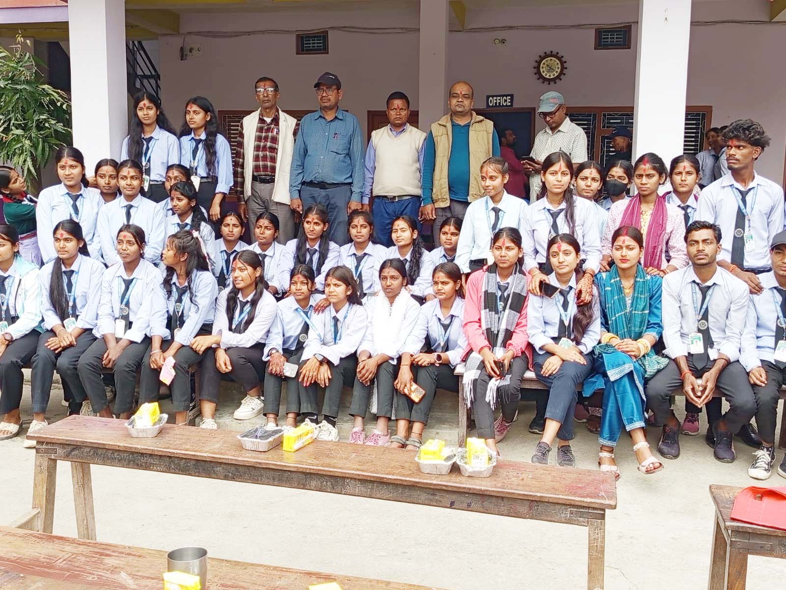 रोयल सेकेन्डरी स्कुल भारदहमा कक्षा १२ का विद्यार्थीलाई विदाई