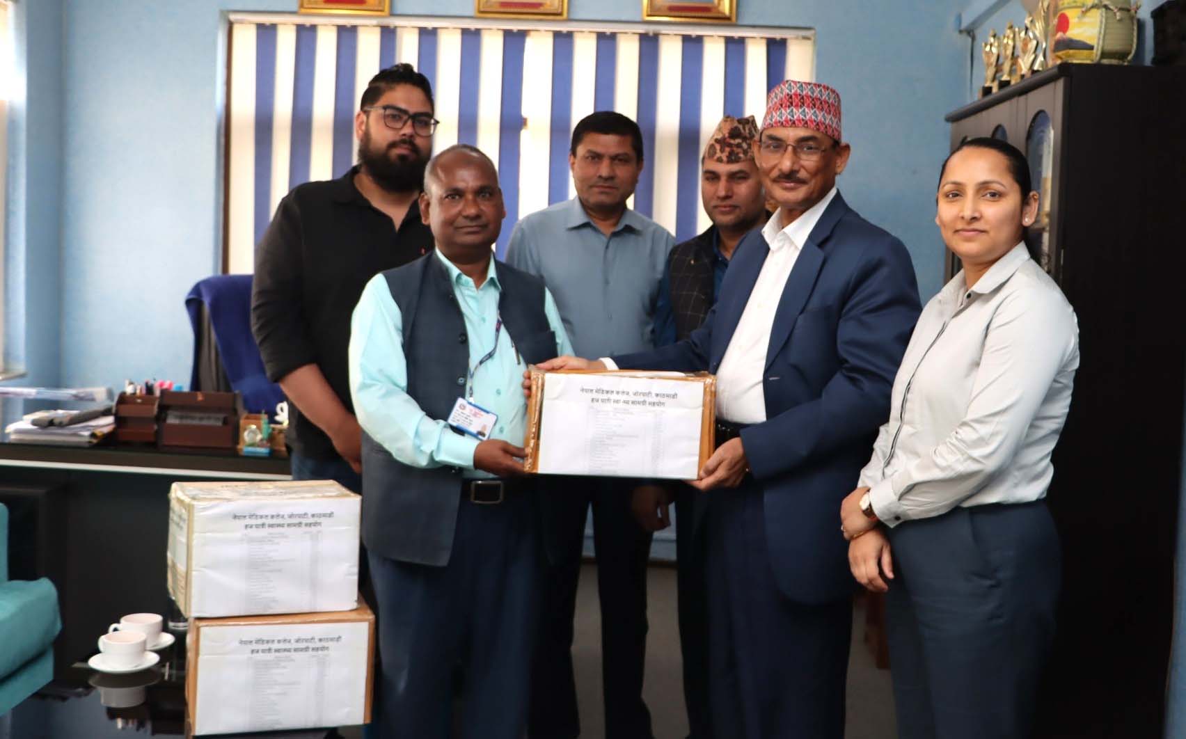 नेपाल मेडिकल कलेजद्वारा हजयात्रीलाई स्वास्थ्य सामग्री सहयोग