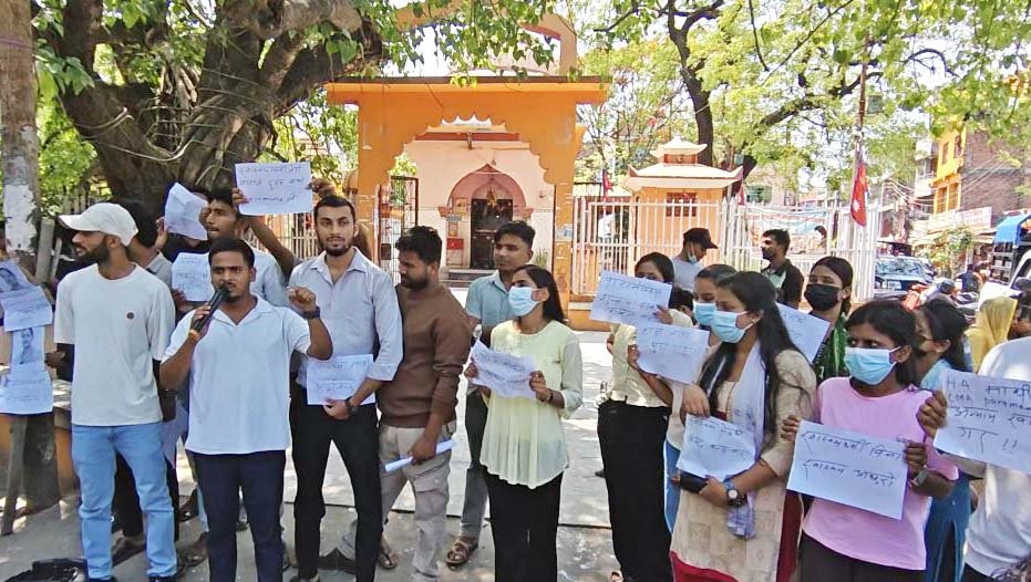 स्वास्थ्यमन्त्रीको राजीनामा माग्दै जनकपुरधाममा स्वास्थ्यकर्मीको प्रदर्शन